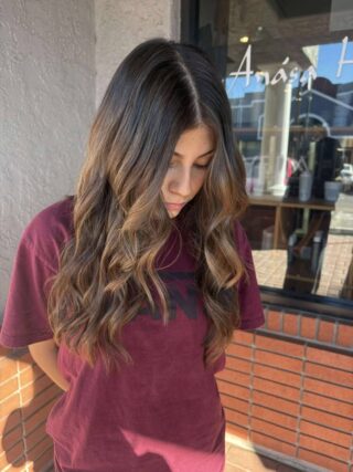 Full highlights, a fresh cut, and a flawless blow-dry. This transformation is all about brightness, movement, and polish. Cheyenne brought expert technique and a keen eye for dimension to create a look that’s radiant and ready to turn heads. Swipe for before.
#FullHighlightGlow #TemeculaHairMagic #BeforeAndAfterBeauty #SalonStyled #DimensionalBlonde #CutColorStyle #temeculasalon #temeculahair #anasahairstudio