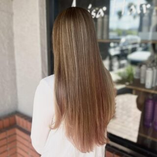 Foilyage season is never over. Savannah took this warm golden base and created the most seamless blend of soft, sunlit tones that look like you spent the summer outside. Fresh haircut, flawless blow dry, and a color that is simply doing everything. This is the glow up. Swipe for before.
#anasahairstudio #temeculasalon #temeculahair #foilyage #blondehighlights #sunkissedhair #colortransformation