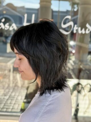 The wolf cut is not going anywhere and Jenna is proving exactly why. Jet black, razor sharp layers, effortless texture and those perfect curtain bangs tie the whole look together. This is cool girl hair at its finest. No filter needed.
#anasahairstudio #temeculasalon #temeculahair #wolfcut #blackhair #shaggyhaircut #curtainbangs