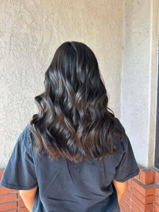 The British haircut is the cut you did not know you needed. Cheyenne took this dark, sleek base and created so much shape and movement with a technique that is all about precision and intentional layering. The waves bring it to life and the result is nothing short of stunning. Dark hair never looked so dimensional. Swipe for before.
#anasahairstudio #temeculasalon #temeculahair #britishhaircut #darkhairtransformation #precisioncut #haircut