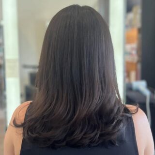 Less length, more life. Savannah shaped this long dark brunette into a gorgeous layered cut with movement and structure that the before simply did not have. The ends are flipped, the layers are landing perfectly and the blowdry is immaculate. A great cut really does change everything.
#anasahairstudio #temeculasalon #temeculahair #darkbrunette #layeredcut #haircut #blowdry