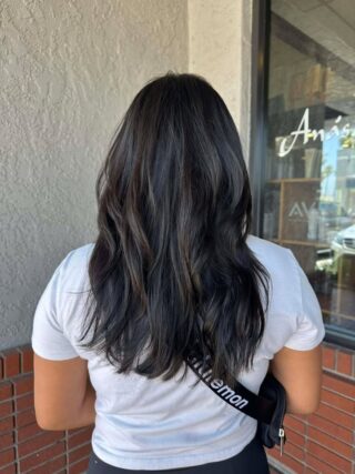 Dark, sleek and full of movement. Cheyenne used the British haircut technique to give this gorgeous jet black hair the kind of shape and flow that makes every step feel like a hair commercial. The layers are intentional, the texture is everything and the finish is absolutely stunning.
#anasahairstudio #temeculasalon #temeculahair #britishhaircut #blackhair #longhairstyles #precisioncut