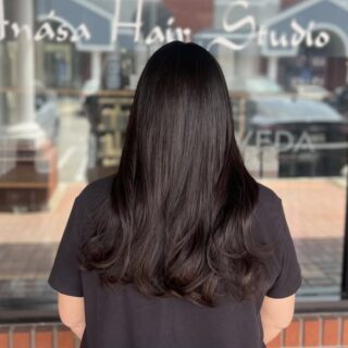 Glossy, jet black and absolutely flawless. Savannah delivered this rich, deep color with a finish so shiny it practically reflects light. The cut adds the perfect bend at the ends and the overall vibe is sleek, polished and effortlessly chic. Sometimes the simplest color makes the biggest statement.
#anasahairstudio #temeculasalon #temeculahair #blackhair #glossyhair #darkhaircolor #salonresults