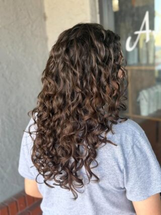 This is what curls are supposed to look like. Jenna used the Ouidad method to unlock perfect spirals out of hair that was fighting frizz and zero definition before. Now every curl has shape, bounce and movement from root to end. Curly girls, this is your sign to stop fighting your texture and start working with it. Swipe for before.
#anasahairstudio #temeculasalon #temeculahair #ouidad #curlyhair #curlcut #curlytransformation