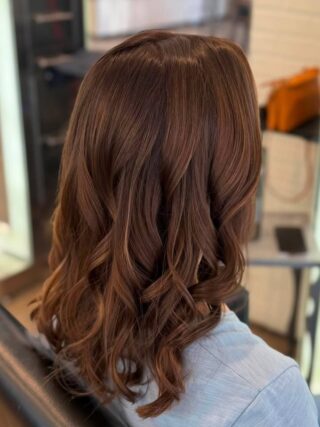 Length off, dimension on. Jenna took inches off, refreshed the root, then wove in a mini foil for warmth that catches the light. Curled and finished, this rich auburn brunette looks glossy from every angle. A big chop that came with major payoff. Swipe for before.
#anasahairstudio #temeculasalon #temeculahair #haircut #haircolor #roottouchup #brunettehair