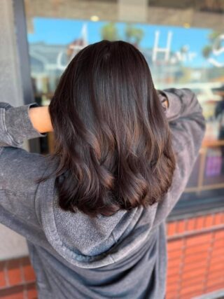 Deep, glossy brunette with movement to match. Marley cut in fresh layers and blew it out into soft curls that catch the light beautifully. Clean, polished, and full of shine from root to end. Swipe for before.
#anasahairstudio #temeculasalon #temeculahair #haircut #blowout #brunettehair #hairstyle