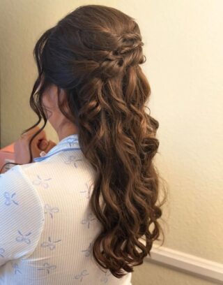 Romance in every curl. Jenna created a up style with soft twists and cascading curls, perfect for a bride who wants to feel effortlessly elegant. Timeless texture and movement, ready for the big day.
#anasahairstudio #temeculasalon #temeculahair #bridalhair #weddinghairstyle #updo #hairstyle