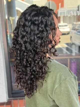Curls that spring back exactly as they should. Jenna carved out this Ouidad cut curl by curl, then locked in moisture with a deep conditioning treatment that leaves every ringlet soft and defined. Healthy curls, expertly shaped. Swipe for before.
#anasahairstudio #temeculasalon #temeculahair #ouidad #curlyhair #haircut #deepconditioning