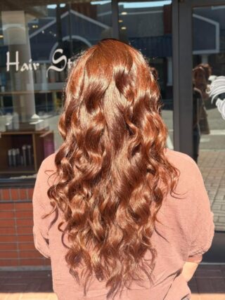 Copper turned all the way up. Jenna refreshed the color and pushed the formula warmer for a rich, glossy copper that glows in the sun, then cut and styled it into cascading curls full of shine. Vibrant, warm, and impossible to ignore.
#anasahairstudio #temeculasalon #temeculahair #haircolor #coppercolor #haircut #hairstyle