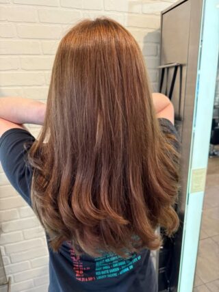 Warm auburn, fully refreshed. Marley colored all over for rich, even coverage, then cut and blew it out that shows off the depth and glow of this new tone. A full transformation with warmth in every strand. Swipe for before.
#anasahairstudio #temeculasalon #temeculahair #haircolor #haircut #blowout #auburnhair