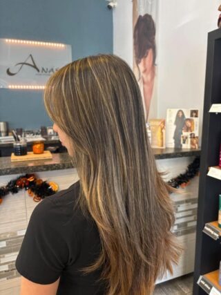 Cheyenne placed a partial highlight to add warm, honey dimension that flows through the length, then cut in long layers with soft face framing and blew it out sleek and smooth. Bright accents, rich base, and plenty of shine. Swipe for before.
#anasahairstudio #temeculasalon #temeculahair #partialhighlight #brunettehair