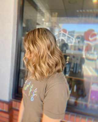 Loving this golden glow  Lindsay worked her magic and created these stunning honey highlights for our lovely guest! 😍  #BlondeBeauty #HoneyHighlights #temeculasalon #temeculahair #anasahairstudio