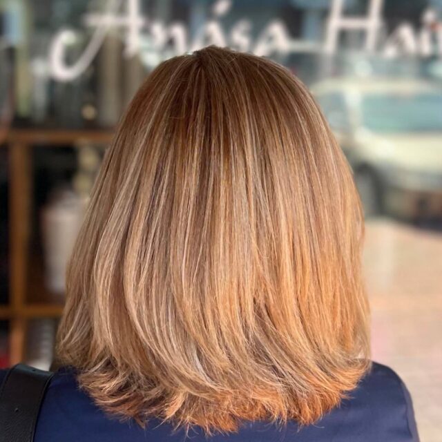 Warm and glowing. Savannah refreshed the color and blended in fresh highlights for a rich copper gold finish, then cut and styled it into a shape that moves. Precision retouch, zero flat regrowth lines, all shine.
#anasahairstudio #temeculasalon #temeculahair #haircolor #highlights #hairretouch #copperhair