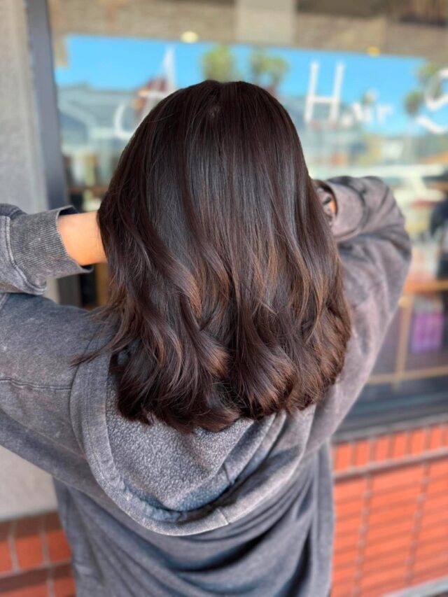 Deep, glossy brunette with movement to match. Marley cut in fresh layers and blew it out into soft curls that catch the light beautifully. Clean, polished, and full of shine from root to end. Swipe for before.
#anasahairstudio #temeculasalon #temeculahair #haircut #blowout #brunettehair #hairstyle