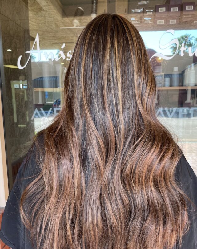 Out with the harsh contrast, in with seamless dimension. Helen took this look from a stark ombre to a perfectly blended highlight with warm caramel tones woven throughout. Fresh cut, beautiful waves and a transformation that completely elevates the color. This is what balance looks like when it is done right. Swipe for before.
#anasahairstudio #temeculasalon #temeculahair #fullhighlights #seamlessblend #caramelhighlights #haircolortransformation