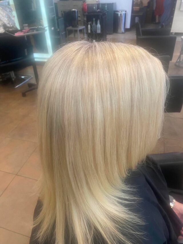 Seamless coverage, zero upkeep stress. Lisa blended these greys into a soft buttery blonde that reads natural and never flat. This is the low maintenance, high impact color that lets you skip the root touch up stress and still walk out glowing.
#anasahairstudio #temeculasalon #temeculahair #greyblending #blondehair #haircolor #lowmaintenancehighimpact