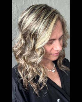 Tired of the same old look? Let's transform your hair! Our talented stylist Jenna worked her magic on this gorgeous guest. .💥 Come visit us at Anasa Hair Studio for your own hair transformation 💁 Swipe for more and before  #BlondeHair  #HairTransformation #FreshLook #temeculasalon #temeculahair #anasahairstudio