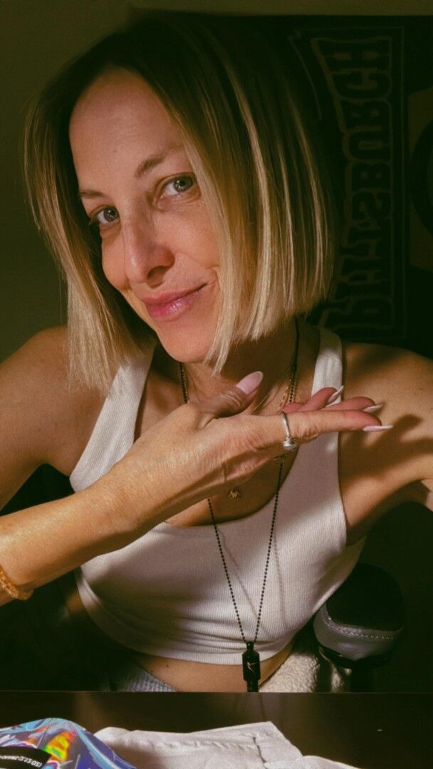 Rooted richness + blunt brilliance. Tanya delivered a vibe-heavy transformation featuring dark root balayage with a sleek, classic bob that’s sharp, chic, and totally worthy.
The contrast? Fire. The cut? Snatched. The whole look? Boss babe in full bloom.
Hit pause on basic and tap into bold—this is your sign to book with Tanya and rock your own signature slay. #BluntBobEnergy #BalayageWithEdge #TanyaTransforms #TemeculaHairScene #HairGameStrong #RootedAndRadiant #SalonGlowGoals #temeculasalon #temeculahair #anasahairstudio