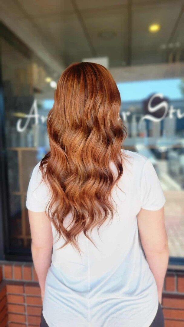 Dimensional copper waves by Jimena—rich, radiant, and full of movement. Glow-up season is here, and this one’s catching light from every angle. #ColorWithCharacter #DimensionalHairGoals #WarmVibesOnly #SalonCraftedShine #temeculasalon #temeculahair #anasahairstudio