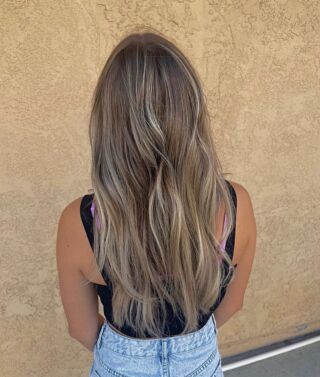 baby lights balayage by @stylezbylindz
✨
✨
✨
#highlights #temeculahairstylist #temecula #anasahairstudiotemecula #beauty #hair #blonding #haircolor #balayagehighlights #dimension #blonde #icyblonde  #blending #transformation #haircut #hairstyles #icyblonde
#menifeehair #murrietahairstylist #temeculahair