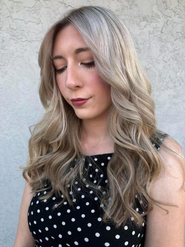 Cool blonde, built in layers of light. Kylie placed a full highlight that melts from a soft, smoky root into creamy champagne tones, then curled it into long, polished waves that show off every shade. Rich dimension that glows from every angle.
#anasahairstudio #temeculasalon #temeculahair #fullhighlight #blondehair