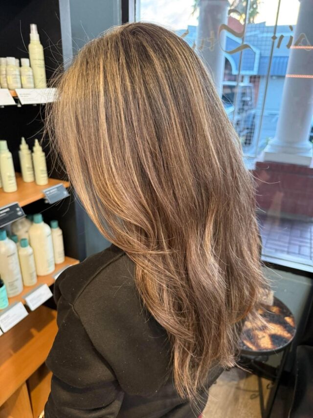 Seamless from root to end. Marley used a full highlight to put grey and brunette on the same team, building a lived in blend of warm honey and soft beige that looks natural in every light. A fresh cut and an easy style bring it together. Low fuss color with plenty of dimension. Swipe for before.
#anasahairstudio #temeculasalon #temeculahair #greyblending #fullhighlight