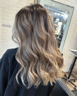 Look at this transformation ‼️
Balayage ombré done by our stylist @colorbynadine 💜😍 
#anasahair #temeculasalon #balayageombre #haircut #hairtransformation