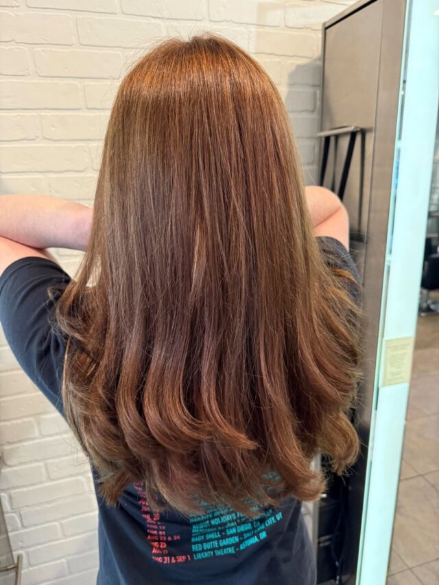 Warm auburn, fully refreshed. Marley colored all over for rich, even coverage, then cut and blew it out that shows off the depth and glow of this new tone. A full transformation with warmth in every strand. Swipe for before.
#anasahairstudio #temeculasalon #temeculahair #haircolor #haircut #blowout #auburnhair