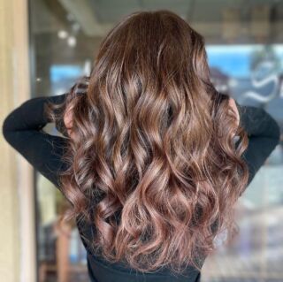 That shine though!! 💎💫#richhaircolor #hairtransformation
#longlayeredhaircut #handpaintedhair
#paintedhair #glazedhair #balayage
#balayagehighlights #customhaircolor
#lisaplex #lamellartreatment
@lisapusa_official #lisapmilano
@lisapitalia_official
#anasahairstudiotemecula
#temeculahairstylist #temeculahair
#keunehaircosmetics #keuneamerica
#aveda #euforainternational #helenbhair