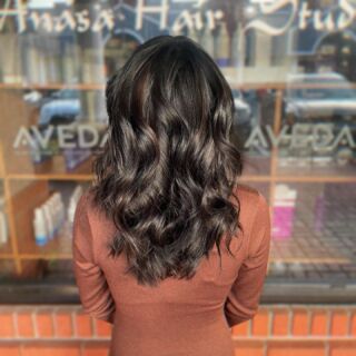 Captivating and chic, thanks to  Lindsay,  this guest's hair shines beautifully as she now rocks subtle chocolate highlights that add depth and dimension to her overall color .  #SubtleChocolateHighlights #HairGoals #temeculasalon #temeculahair #anasahairstudio