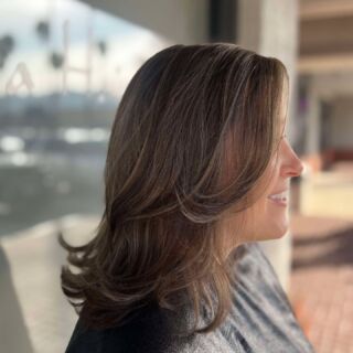 A little before and after magic!  Savannah’s beautiful Foilayage color and chic haircut have us swooning! Who’s ready for a hair refresh?  Swipe for before #HairTransformation #FoliageStyle #SalonLife #temeculasalon #temeculahair #anasahairstudio