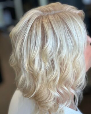 Fresh and fabulous! ️ Check out our talented stylist Nadine's amazing bleach& tone. Book your appointment now! #BlondeBeauty #BleachAndTone #temeculasalon #temeculahair #anasahairstudio