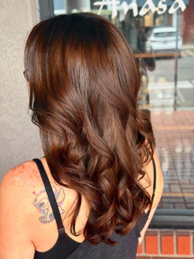 Deep brown with a spark of cinnamon warmth. Jenna balanced this color so it reads rich and grounded, not flat, then finished with curls that show off every ribbon of color as it moves. Cozy tones, done with real dimension. Swipe for before.
#anasahairstudio #temeculasalon #temeculahair #haircolor #chocolatebrownhair #cinnamonhighlights #brunettehair