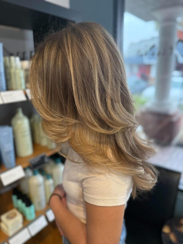 Honey gold, all the way through. Marley softened the light into this brunette base with a partial highlight, then cut in feathered layers and blew it out with big, bouncy volume. Every layer lifts and catches the light, so the color and the shape finish each other. Swipe for before.
#anasahairstudio #temeculasalon #temeculahair #partialhighlight #featheredlayers