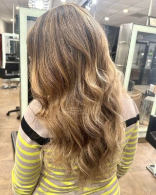 Prepare to be amazed! Our stylist Nadine's highlights skills are on full display with this incredible before and after transformation. #HairTransformation #BeforeAndAfterMagic #HighlightsMagic #temeculasalon #temeculahair #anasahairstudio