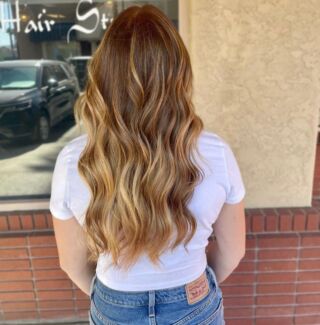 warm balayage by @stylezbylindz🧡🍯
.
.
.
#highlights #temculahairstylist #temecula #anasahairstudiotemecula #beauty #hair #blonding #haircolor #balayagehighlights #dimension #blonde #honey  #blending #transformation #haircut #hairstyles #beigeblonde 
#menifeehair #murrietahairstylist