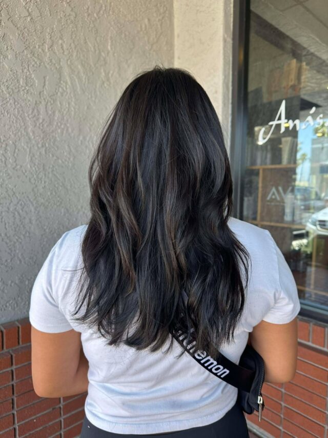 Dark, sleek and full of movement. Cheyenne used the British haircut technique to give this gorgeous jet black hair the kind of shape and flow that makes every step feel like a hair commercial. The layers are intentional, the texture is everything and the finish is absolutely stunning.
#anasahairstudio #temeculasalon #temeculahair #britishhaircut #blackhair #longhairstyles #precisioncut