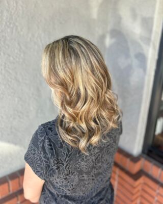 Loving this stunning transformation by our talented stylist Jenna! ️ Blonde hair goals achieved! #HairSalonMagic #BlondeTransformation #temeculasalon #temeculahair #anasahairstudio