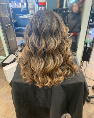 Long wavy hair + Lisa's caramel balayage = the perfect combination! Book an appointment with us and get ready to rock a gorgeous new look. #HairEnvy #SalonLove #CaramelBalayage #temeculasalon #temeculahair #anasahairstudio