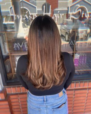 Elevate your look with a stunning balayage like this one created by Lindsay! 🔥 Visit our salon for a hair transformation you'll love! Swipe for before #BalayageGoals #HairMagic #SalonExperience #temeculasalon #temeculahair #anasahairstudio