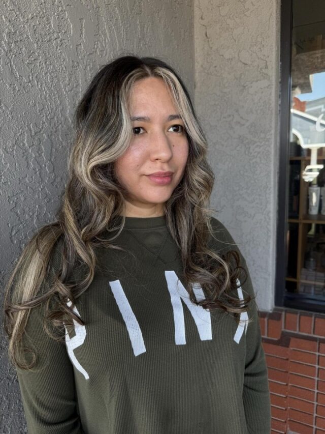 Face-framing fire & sun-kissed vibes. Tanya did THAT with this Balayage + Money Piece combo—dimensional depth meets bold brightness in all the right places.
The blend is buttery, the pop is perfect, and the whole look is scroll-stopping. From root to tip, this transformation is giving glow-up energy and selfie confidence.
Ready for your spotlight moment? Slide into Tanya’s chair and let your hair speak volumes 💫 #TanyaTransforms #MoneyPieceMoment #TemeculaHairBabes #BalayageBrilliance #HairOnPoint #FaceFrameFinesse #StyledToSlay #temeculasalon #temeculahair #anasahairstudio