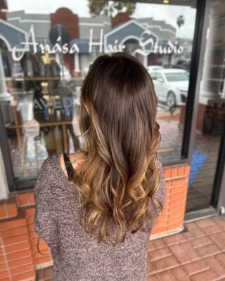 Ready to rock a fresh new look? Jenna worked her magic to create this stunning Balayage . Don't miss out on the chance to transform your hair! #NewHairNewYou #BalayageLove #StylistTransformation #temeculasalon #temeculahair #anasahairstudio