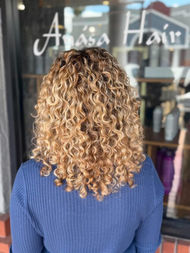 This is the difference a real curl specialist makes. Jenna used the Ouidad method to take these curls from undefined and stretched out to bouncy, springy spirals with golden highlights woven through every coil. Every curl now has its own shape and the definition is unreal. This is what happens when curly hair finally gets cut by someone who understands it. Swipe for before.
#anasahairstudio #temeculasalon #temeculahair #ouidad #curlyhair #curlspecialist #curlytransformation