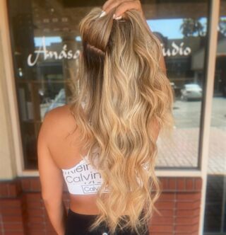 keep them wondering if it’s real😉 
color by @chelseacouture_ 
extensions by yours truly 
🎀
🎀
🎀
#extensions #hair #hairstyle #hairsalon #sewinextensions #beadedsewinweft  #temeculahair #anasahairstudiotemecula #beauty #hairextensions #blondehair #salonxtensions #menifeehair #murrietahair #newhair #balayage  #beautiful