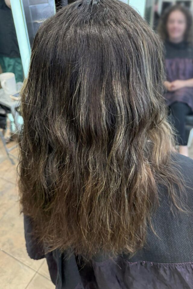 Partial highlights that deliver full impact. Marley strategically placed these golden ribbons through a deep brunette base and the dimension it creates is everything. Soft, natural, effortlessly expensive looking. Paired with a fresh cut and blow dry this look is giving all the right vibes. 
#anasahairstudio #temeculasalon #temeculahair #partialhighlights #brunettehighlights #dimensionalhair #salonresults