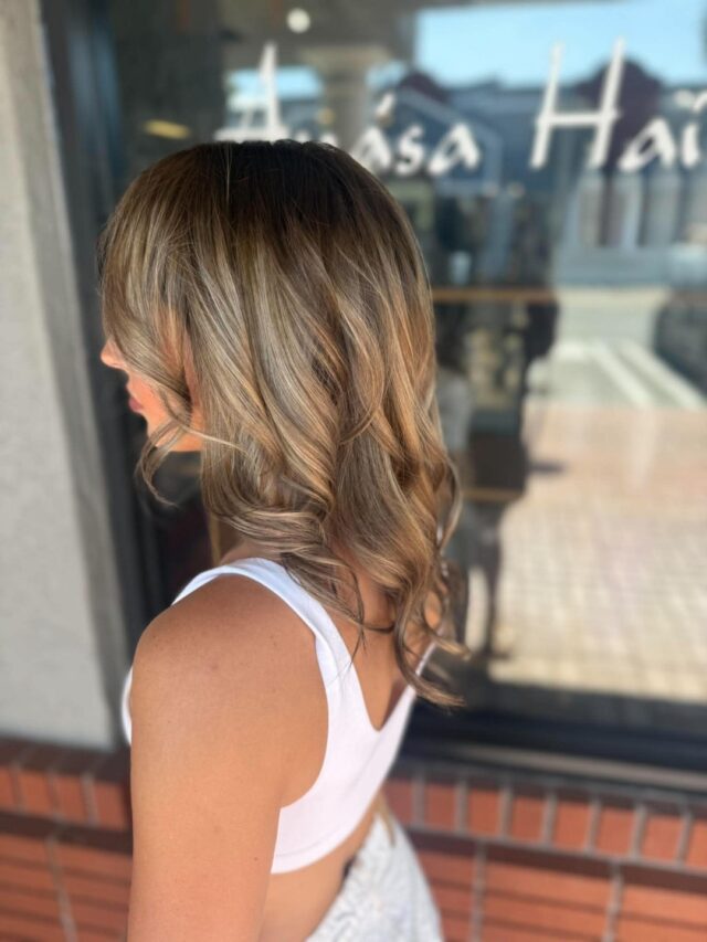 Reverse balayage is the move and Diva proved exactly why. Rich, dimensional lowlights woven through bright blonde create the kind of depth that makes color look expensive. Soft waves let every tone shine and the result is warm, multidimensional and completely camera ready. This is how you do reverse balayage right.
#anasahairstudio #temeculasalon #temeculahair #reversebalayage #dimensionallowlights #blondewithdepth #balayage