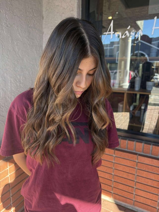 Full highlights, a fresh cut, and a flawless blow-dry. This transformation is all about brightness, movement, and polish. Cheyenne brought expert technique and a keen eye for dimension to create a look that’s radiant and ready to turn heads. Swipe for before.
#FullHighlightGlow #TemeculaHairMagic #BeforeAndAfterBeauty #SalonStyled #DimensionalBlonde #CutColorStyle #temeculasalon #temeculahair #anasahairstudio