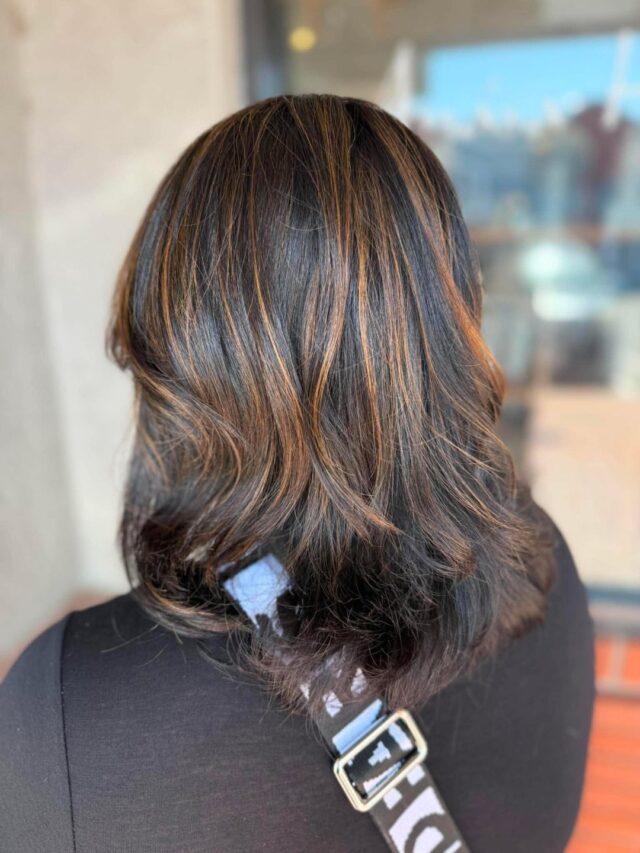 Caramel dimension, precision placed. Marley wove warm tones through this brunette base, cut in movement, then blew it out sleek and shiny. This is what a partial highlight looks like when every foil counts. Swipe for before.
#anasahairstudio #temeculasalon #temeculahair #haircolor #partialhighlight #haircut #blowout