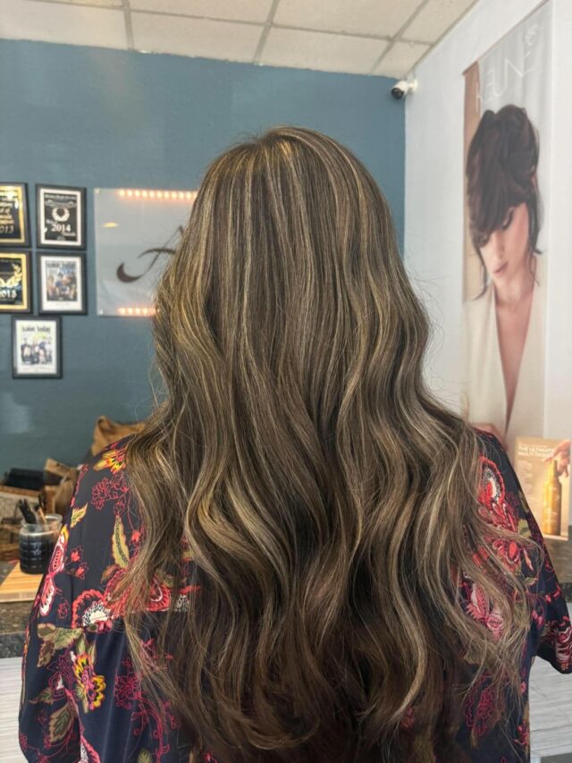 Lived in color with real dimension. Cheyenne wove soft golden highlights through this brunette base for a blend that moves from root to end, then cut in fresh shape and finished with a blowout of loose, glossy waves. Warm, easy and full of depth. Swipe for before.
#anasahairstudio #temeculasalon #temeculahair #livedinhighlights #blowout