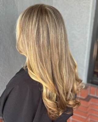 When your hair is on point, everything else falls into place. Jenna created this gorgeous look! 💇💖 Swipe for before... #AnasaHairStudio #HairTransformation #BlondeBabe #temeculasalon #temeculahair